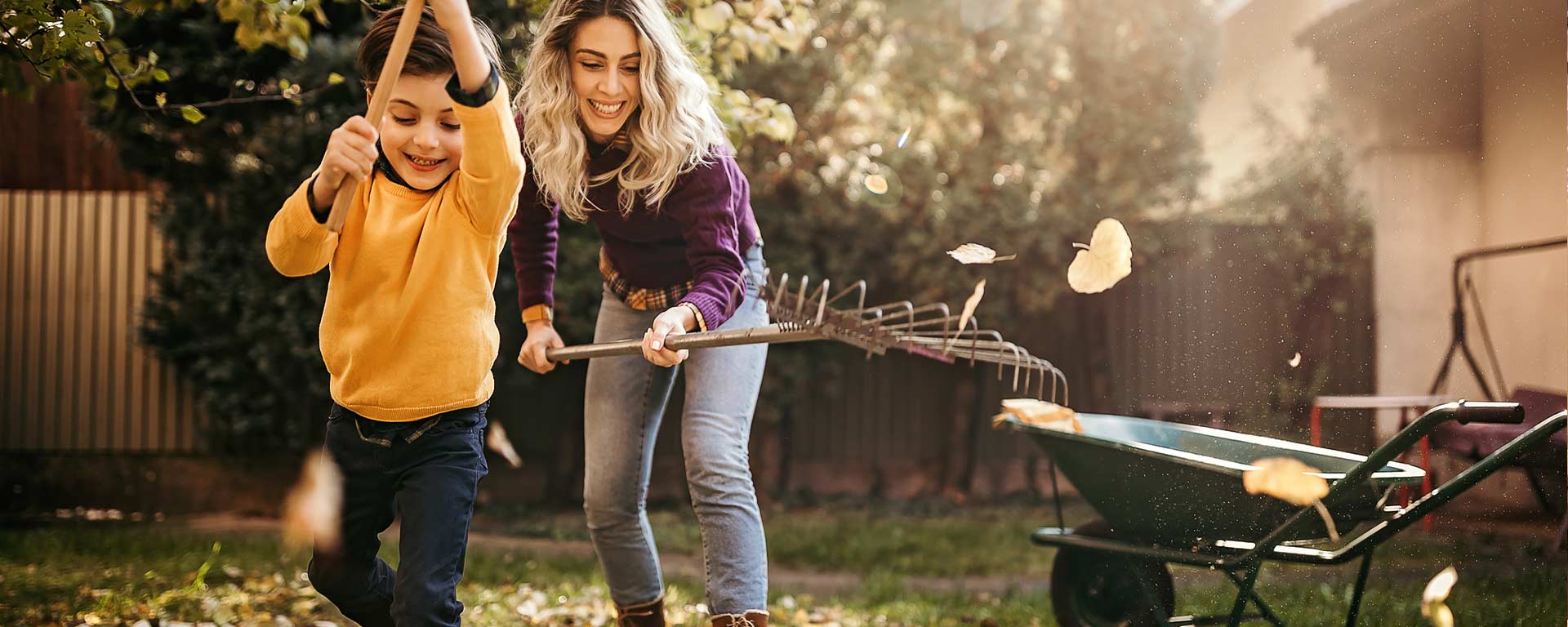 Garten Arbeit Familie Mutter und Sohn Grünschnitt Remondis